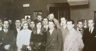 La Bodega en tiempos de Quinquela. Esta fotografía muestra un grupo de peñistas en una exposición de pinturas del artista Jorge Apud en 1927.